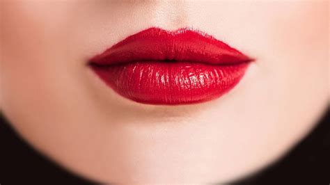 red lipstick for thick lips.